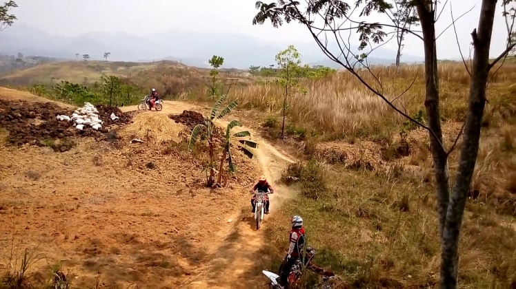 Keindahan alam Indonesia dinikmati dari atas motor cross