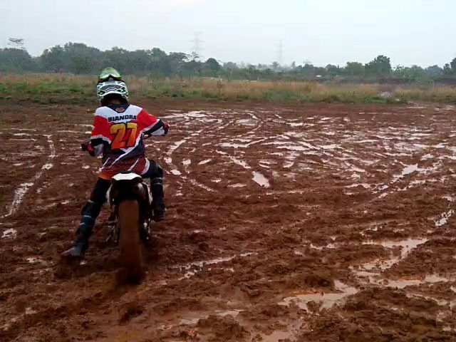 Aksi Raditya Biandra di track lumpur